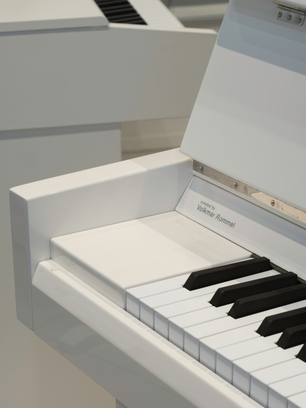 Пианино C. Bechstein Millenium 116 (BU)  белое, полированное, отделка хром, цифровая система Vario